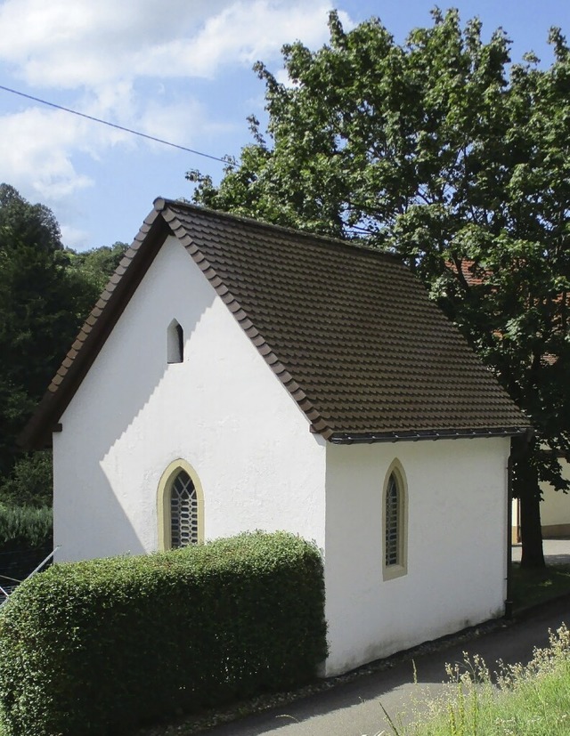 Die 1955 sanierte Michaelskapelle mit dem inzwischen haushohen Kirschbaum  | Foto: Manfred Lange