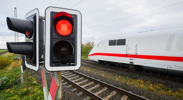 Von der Streckensperrung ist auch der Fernverkehr betroffen. (Symbolbild)  | Foto: Julian Stratenschulte/dpa