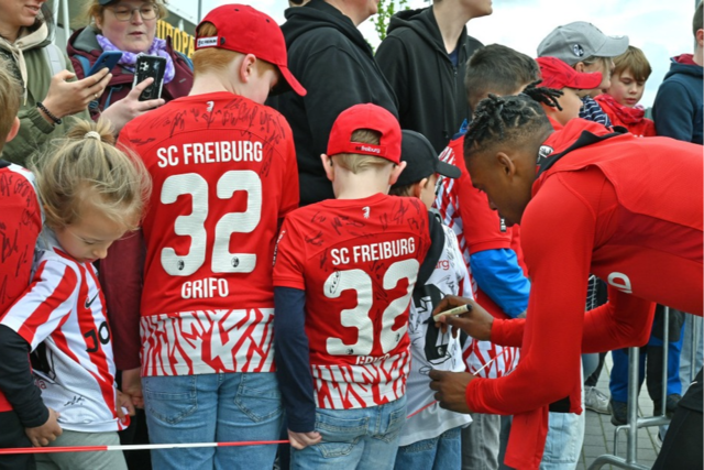 ffentliches Training beim SC Freiburg begeistert junge Fans