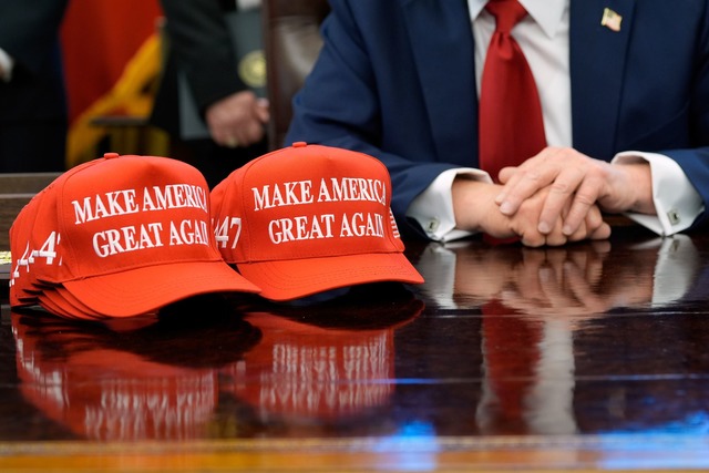 Rote Kappen stehen sind in den USA ein Symbol f&uuml;r Trump.  | Foto: Alex Brandon/AP/dpa