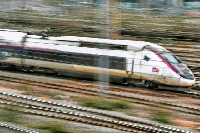 Mann an Bahnbergang in Legelshurst von TGV erfasst und schwer verletzt