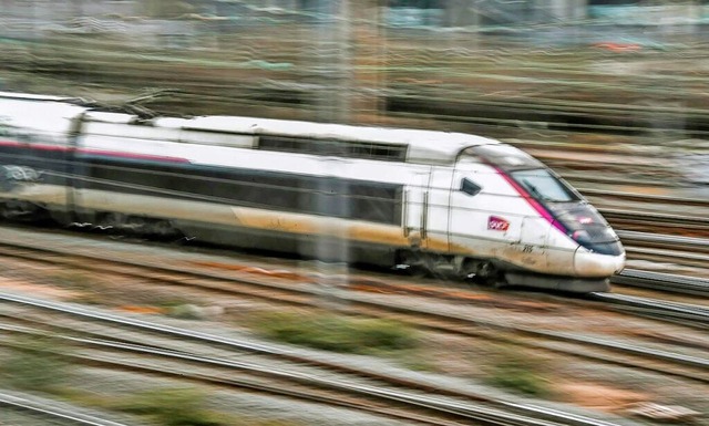 Ein TGV erfasste am Bahnbergang in Le...t einen 29-jhrigen Mann (Symbolbild).  | Foto: Philippe Huguen (dpa)