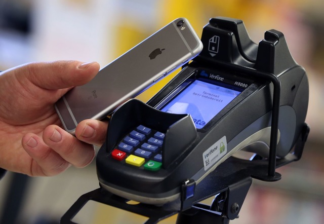 Smartphone oder Karte statt Schein und...argeldlose Bezahlmethoden (Symbolbild) | Foto: Karl-Josef Hildenbrand/dpa Smartphone oder Karte statt Schein und...argeldlose Bezahlmethoden (Symbolbild) | Foto: Karl-Josef Hildenbrand/dpa