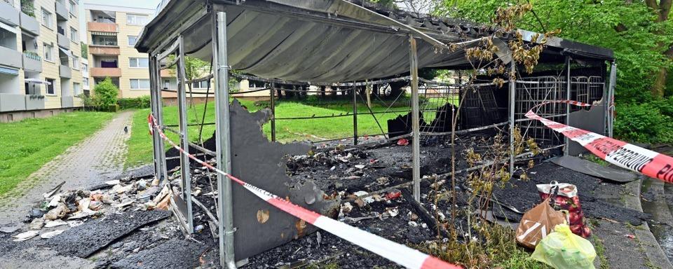 In Freiburg-Weingarten ist in der Nacht auf Freitag ein Müllhäuschen abgebrannt