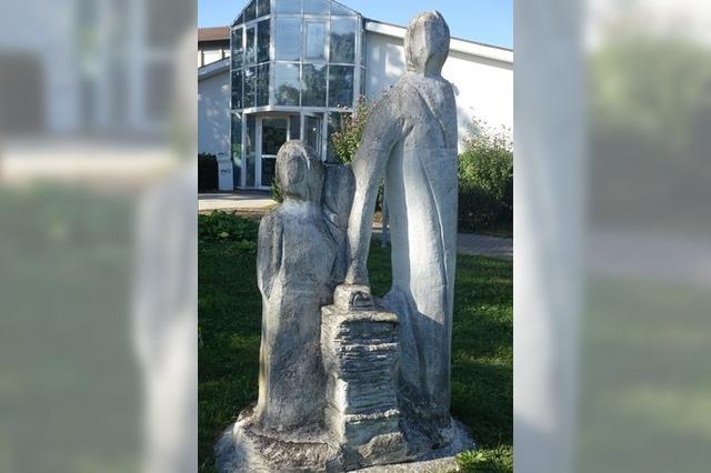 Eine Skulptur als Symbol fr Lehre und Lernen steht vor der Volkshochschule Rheinfelden