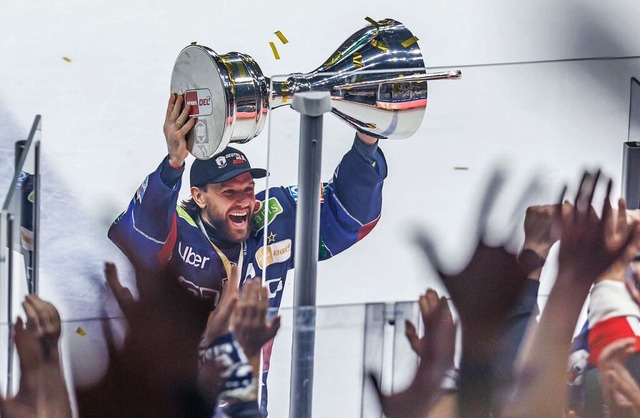 Berlins Zach Boychuk zeigt den Fans ei...egerehrung zum Deutschen Meister 2025.  | Foto: Andreas Gora (dpa)