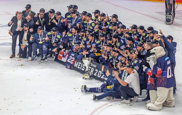 Die Berliner Meistermannschaft.  | Foto: Andreas Gora (dpa)