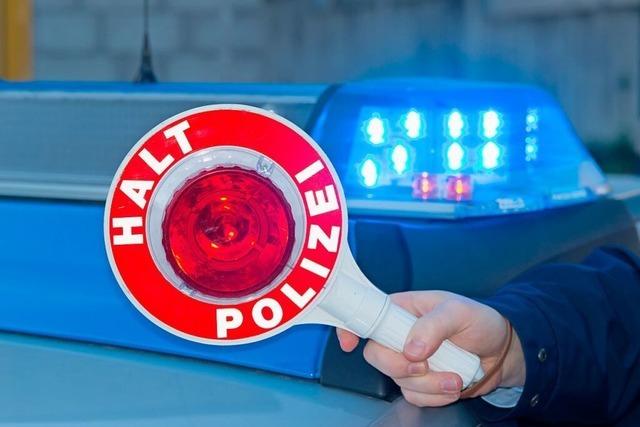 Rollerfahrer ohne Helm flchtet bei Donaueschingen vor der Polizei und verletzt sich schwer