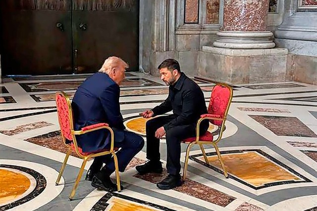 Der ukrainische Prsident Wolodymyr Se...igung von Papst Franziskus im Vatikan.  | Foto: Uncredited (dpa)