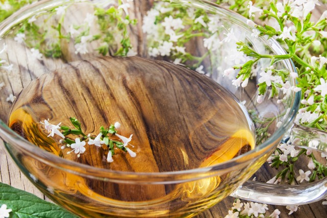 Baldriantee gehört zu den klassischen Kräutertees. Er wirkt beruhigend. | Foto: PhotoSG (stock.adobe.com) Baldriantee gehört zu den klassischen Kräutertees. Er wirkt beruhigend. | Foto: PhotoSG (stock.adobe.com)