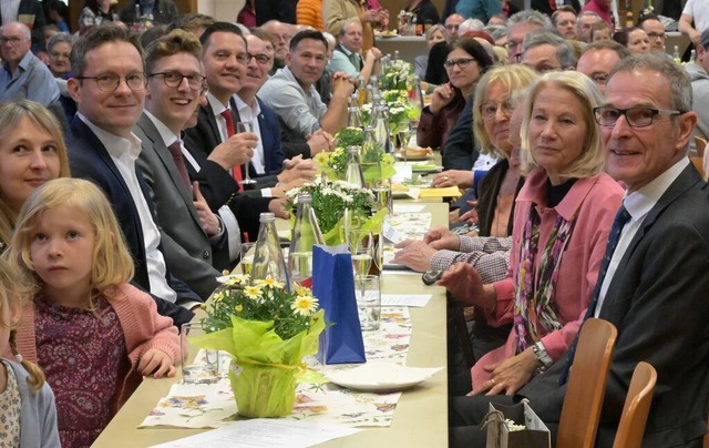 Groe Tafeln, dicht besetzt, fllten d...chts) nach 24 Jahren als Brgermeister  | Foto: Markus Zimmermann