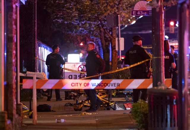 Kanada, Vancouver: Ein Opfer liegt in ...al in eine Menschenmenge gefahren ist. | Foto: Rich Lam (dpa) Kanada, Vancouver: Ein Opfer liegt in ...al in eine Menschenmenge gefahren ist. | Foto: Rich Lam (dpa)