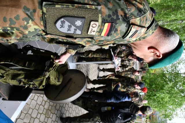 Beim Wiegen des Gepäcks | Foto: Heinz Vollmar Beim Wiegen des Gepäcks | Foto: Heinz Vollmar