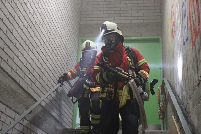 Realistische bung der Feuerwehr Haltingen in der Hans-Thoma-Schule