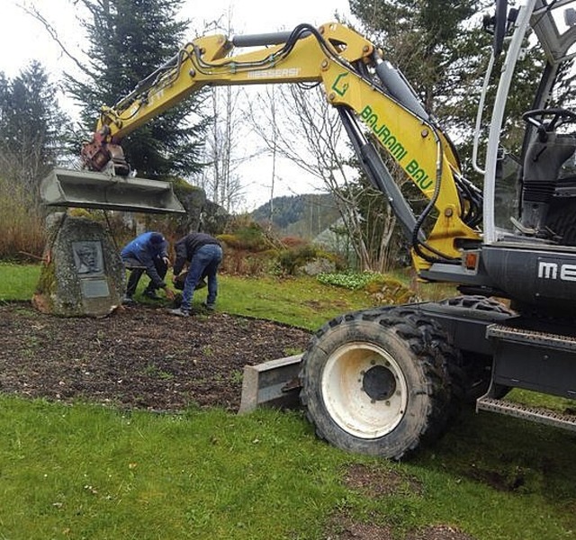 Der Gedenkstein wird an seinem neuen Standort fixiert. | Foto: Christiane Sahli Der Gedenkstein wird an seinem neuen Standort fixiert. | Foto: Christiane Sahli