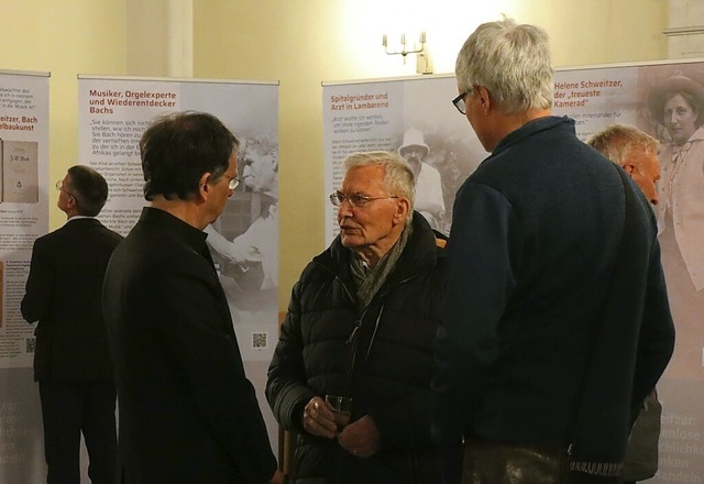 Martin Groß (links) im Gespräch mit Besuchern der Ausstellung | Foto: Juliana Eiland-Jung Martin Groß (links) im Gespräch mit Besuchern der Ausstellung | Foto: Juliana Eiland-Jung
