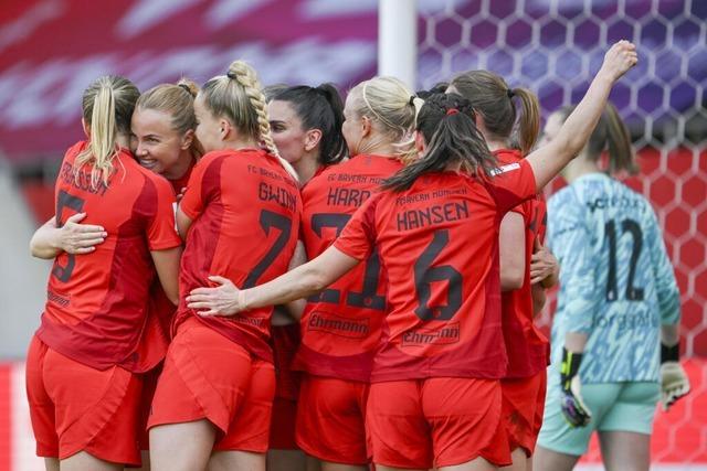 Die Fuballerinnen des FC Bayern Mnchen besiegen den SC Freiburg mit 3:1 und gewinnen erneut die Meisterschaft