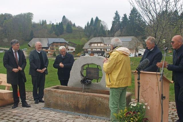 Brunnen fr Nawalny in Ibach mahnt: Fr Frieden, Freiheit und Gerechtigkeit kmpfen