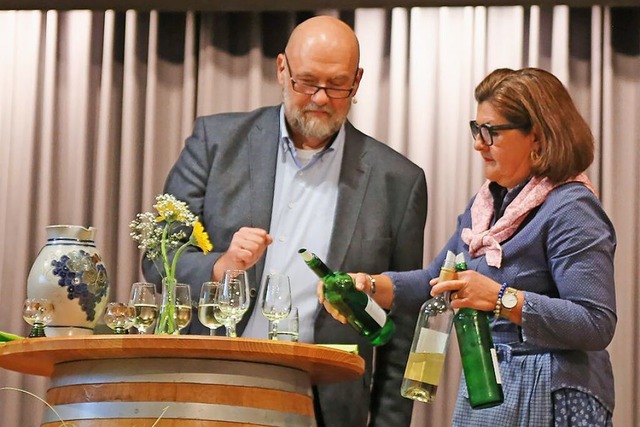 Moderator Torsten Sälinger präsentiert...Rebsorten und launige Worte im Gepäck. | Foto: Sandra Decoux Moderator Torsten Sälinger präsentiert...Rebsorten und launige Worte im Gepäck. | Foto: Sandra Decoux