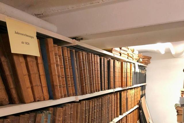 Strahlen sollen gegen feuchte Mauern im Feldberger Rathaus helfen