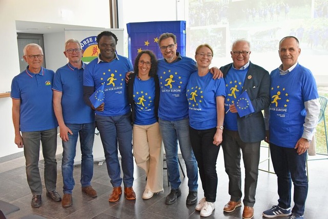 Freuen sich auf ein groes Europa-Fest...tor Lionel Macor (vierter von rechts).  | Foto: Benedikt Sommer