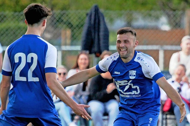 Torerfolg beim Ex-Team: Moritz Keller ... beim Hauinger 3:2-Sieg in Wittlingen.  | Foto: Matthias Konzok