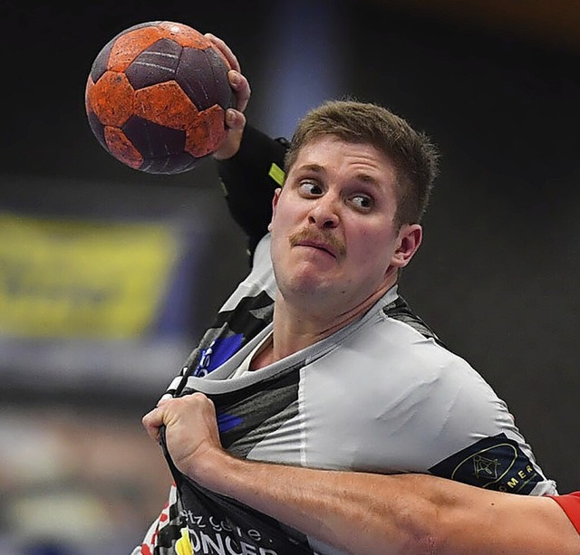 Alexander Velz sichert dem HTV Meienh...eg in einem umkmpften Handballspiel.   | Foto: Wolfgang Knstle