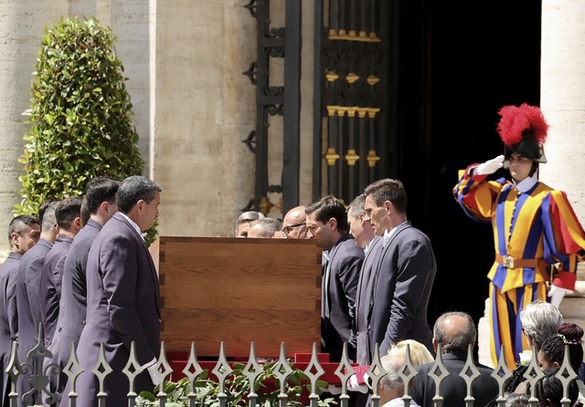Der Sarg des verstorbenen Papstes komm... der Basilika Santa Maria Maggiore an. | Foto: Christoph Reichwein (dpa) Der Sarg des verstorbenen Papstes komm... der Basilika Santa Maria Maggiore an. | Foto: Christoph Reichwein (dpa)