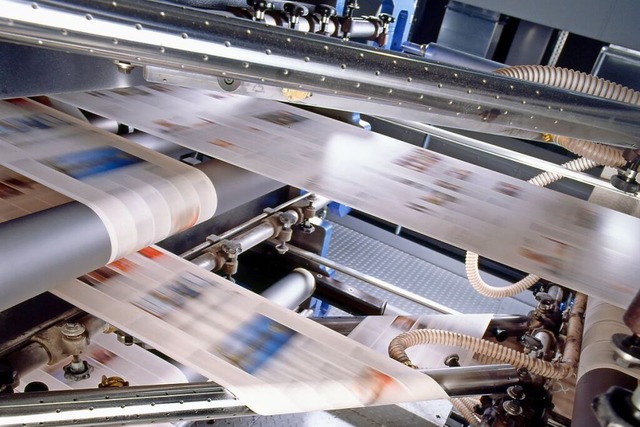 Die Druckmaschine macht Tempo: frisch ... Papierbahnen für die Badische Zeitung | Foto: KBA Die Druckmaschine macht Tempo: frisch ... Papierbahnen für die Badische Zeitung | Foto: KBA