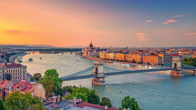 Die Donau und ihre Brücken im romantischen Abendlicht Budapests | Foto: Rudy Balasko Die Donau und ihre Brücken im romantischen Abendlicht Budapests | Foto: Rudy Balasko