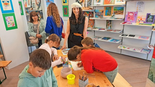 Die Künstlerin Irina Lukaschienko hat ...Holzbrücke initiiert und durchgeführt. | Foto: Susanne Eschbach Die Künstlerin Irina Lukaschienko hat ...Holzbrücke initiiert und durchgeführt. | Foto: Susanne Eschbach