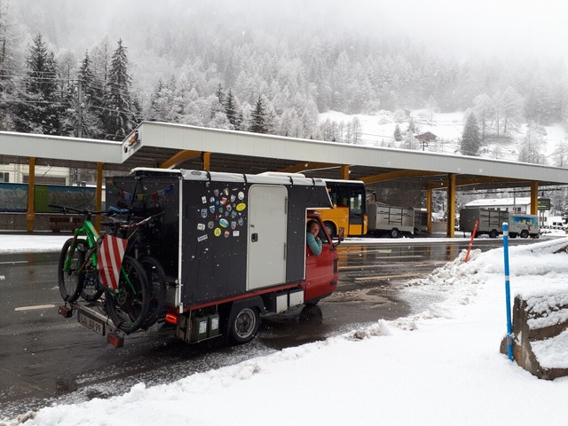 Ein ungewhnlich kleines Wohnmobil ist...gebaute Ape, aber auch wintertauglich.  | Foto: Ralf Hermann