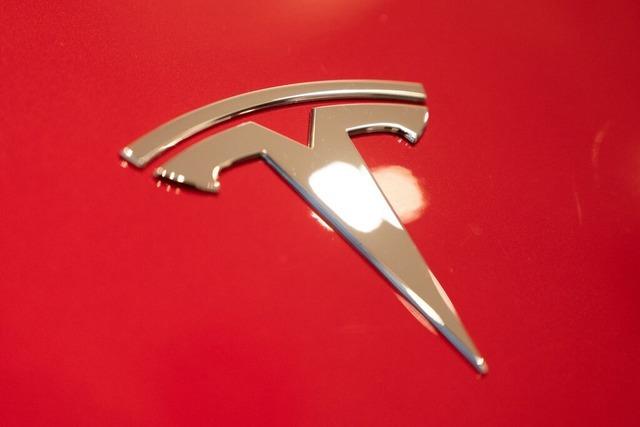 Brand in Tesla-Auslieferungszentrum - halbe Million Schaden in Holzgerlingen