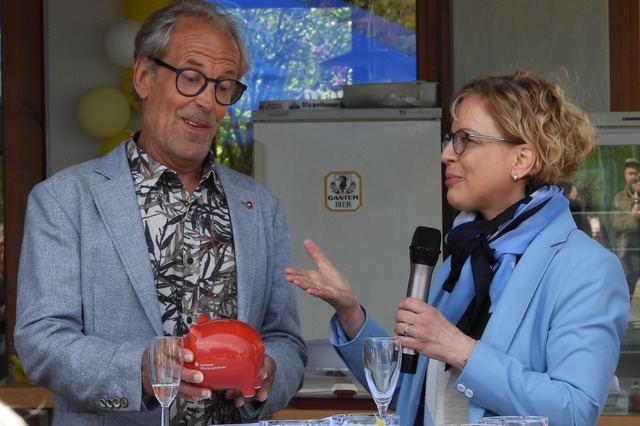 Zum 50. Geburtstag des Tennisclubs Mah... an den TC-Vorsitzenden Markus Kromer. | Foto: Silvia Schillinger-Teschner Zum 50. Geburtstag des Tennisclubs Mah... an den TC-Vorsitzenden Markus Kromer. | Foto: Silvia Schillinger-Teschner