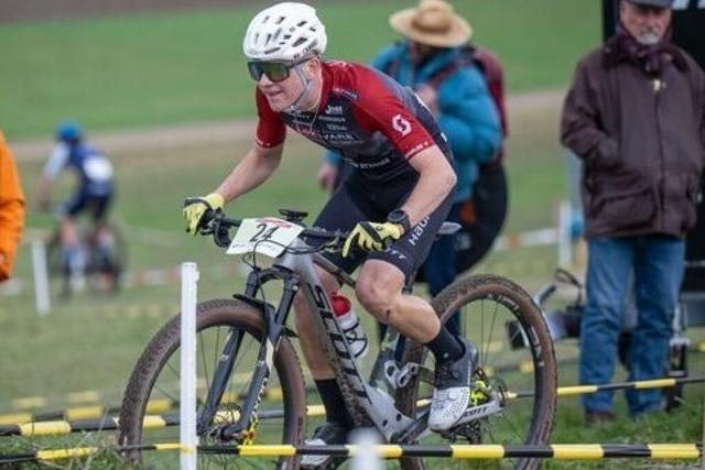 U-23-Mountainbiker Emil Schmidt vom Lexware Team wird durch Bauchkrmpfe ausgebremst