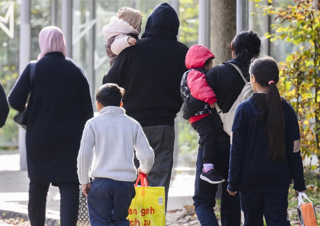 Geflüchtete Menschen bei einer Landesaufnahmebehörde | Foto: Julian Stratenschulte (dpa) Geflüchtete Menschen bei einer Landesaufnahmebehörde | Foto: Julian Stratenschulte (dpa)