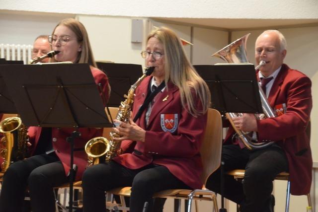 Schlchtenhaus-Hofen spielt in neuen Uniformen