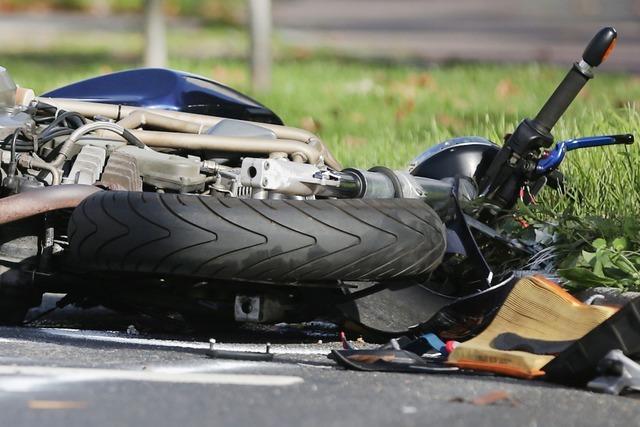 Teils schwer verletzt: Zwei junge Motorradfahrer strzen alleinbeteiligt auf der L148