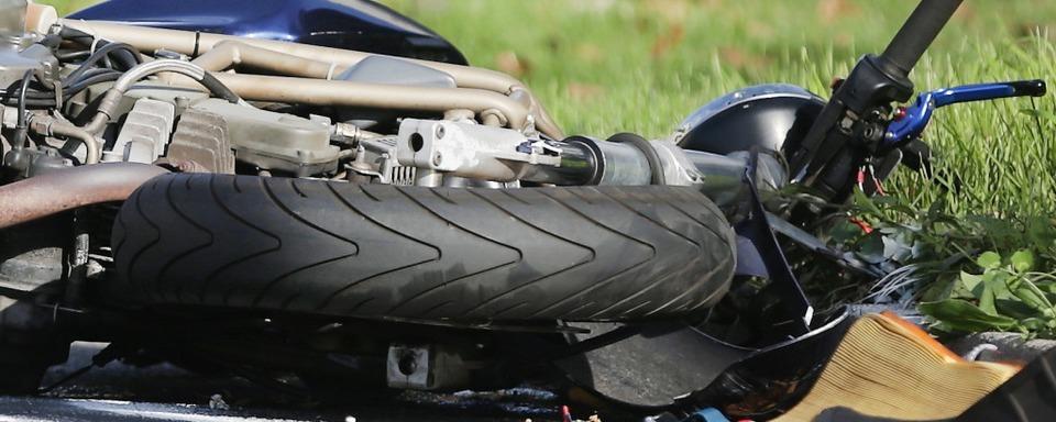 Teils schwer verletzt: Zwei junge Motorradfahrer strzen alleinbeteiligt auf der L148