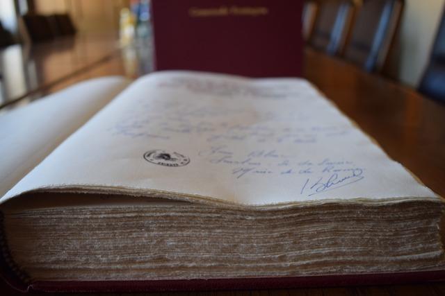 Verdiente Personen ehren: Die Gemeinde Wyhl bekommt ein Goldenes Buch