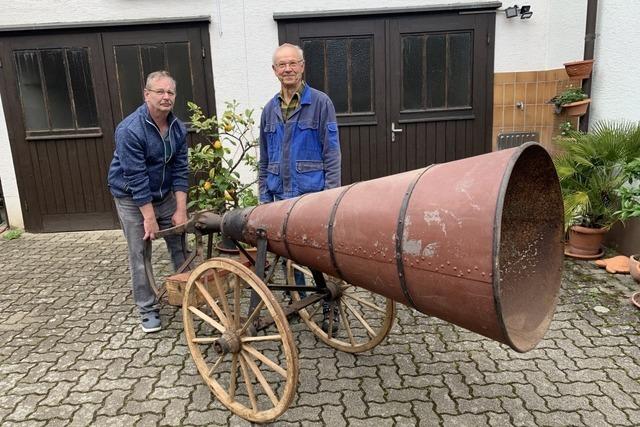 Feuerwehr-Kanonier feuert in March Salutschsse ab – beim Aktionstag des Marcher Heimatvereins