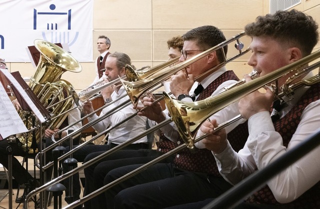 Der Musikverein Ewattingen riss das Pu...217;s get loud&#8220; von den Sitzen.   | Foto: Steffen Schmidt