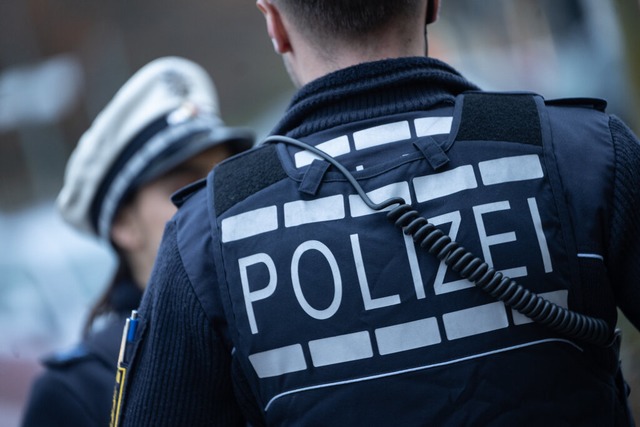Der Mann soll den 20 Jahre alten Beamt...zist erlitt noch weitere Verletzungen. | Foto: Marijan Murat (dpa) Der Mann soll den 20 Jahre alten Beamt...zist erlitt noch weitere Verletzungen. | Foto: Marijan Murat (dpa)