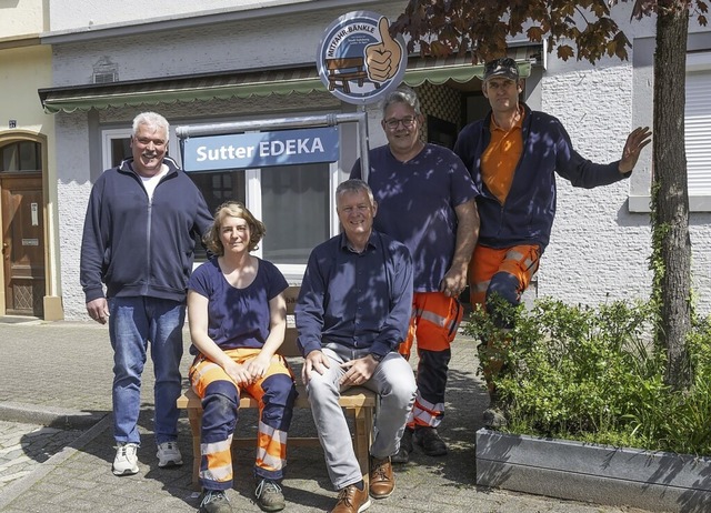 Brgermeister Dirk Blens (Mitte) dankt...ch offiziell eingeweiht werden sollen.  | Foto: Volker Mnch