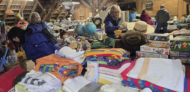 Groß war die Auswahl für die Besucher des Flohmarkts. | Foto: Christa Maier Groß war die Auswahl für die Besucher des Flohmarkts. | Foto: Christa Maier