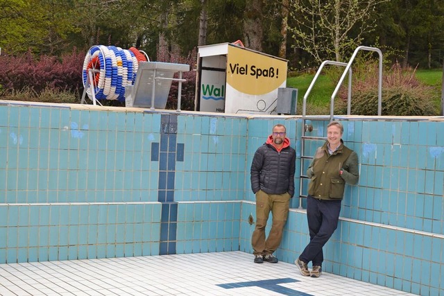 Oliver Rombach (links) und Philipp Sch...es Waldfreibades einiges vorgenommen. | Foto: Christiane Sahli Oliver Rombach (links) und Philipp Sch...es Waldfreibades einiges vorgenommen. | Foto: Christiane Sahli