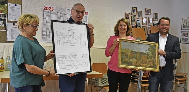 Ortsvorsteher Andreas Hgle und Heimat...m Grundriss vom Schloss  (von rechts).  | Foto: Roland Vitt
