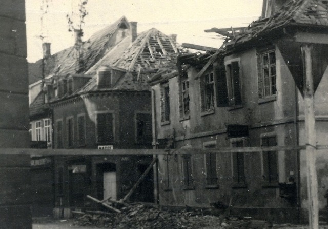 Die Fotografie von 1944 zeigt ein zerstörtes Wohnhaus in der Lange Straße. | Foto: Stadtarchiv Offenburg Die Fotografie von 1944 zeigt ein zerstörtes Wohnhaus in der Lange Straße. | Foto: Stadtarchiv Offenburg