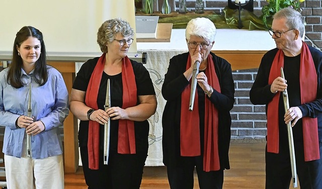 Mitglieder des Kirchenchors präsentieren die Pfeifen. | Foto: Endrik Baublies Mitglieder des Kirchenchors präsentieren die Pfeifen. | Foto: Endrik Baublies