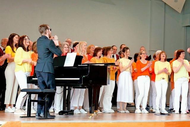 Zwei Chre im Kurhaus Hinterzarten mischen erfolgreich Pop, Rock und Volkslieder